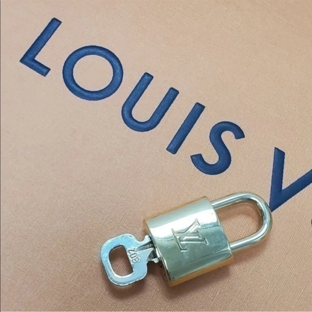 NEAR MINT AUTHENTIC Louis Vuitton lock and key set._4